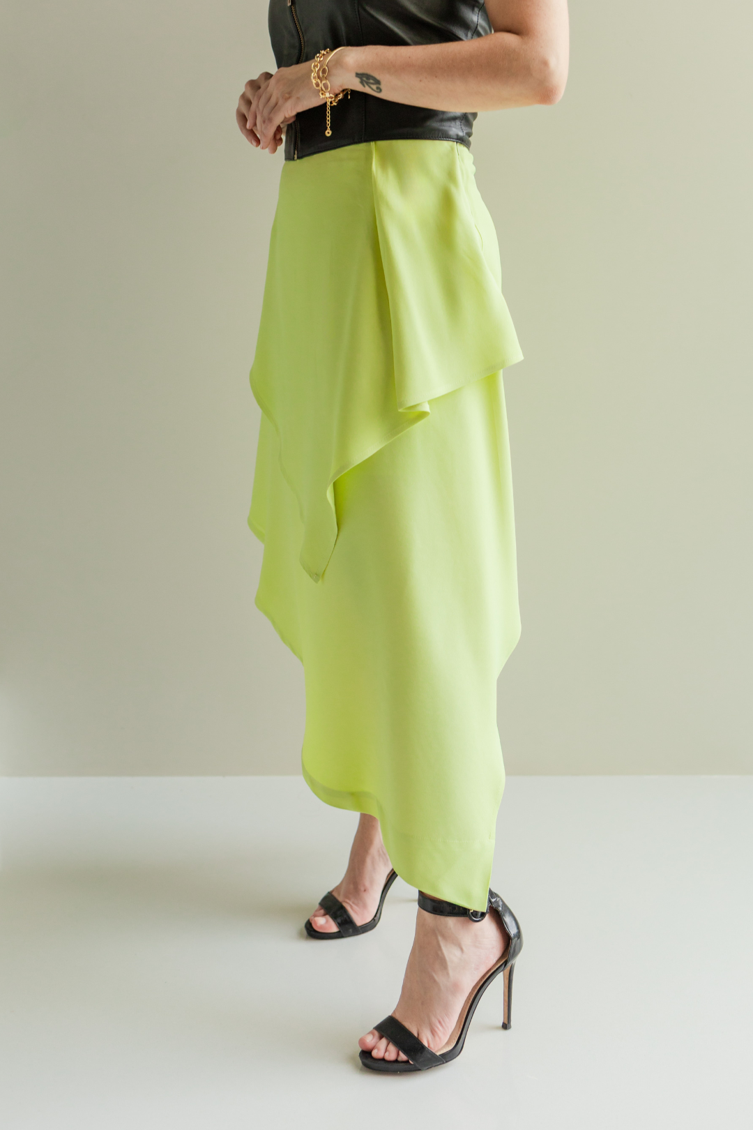 Saia midi em camadas assimé- Verde Lima