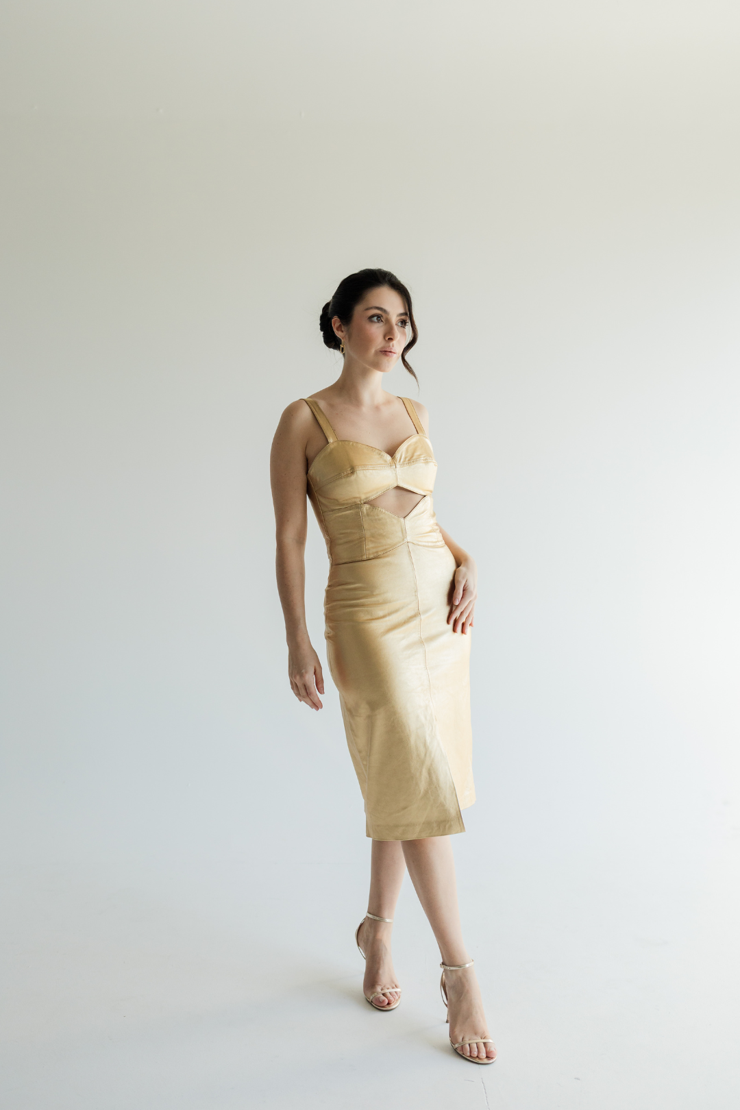 Vestido de couro legítimo midi com recorte - Dourado