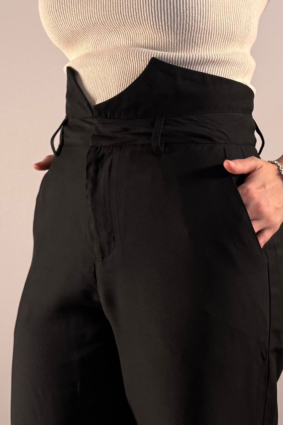 Calça reta cintura alta com detalhe V - Preto