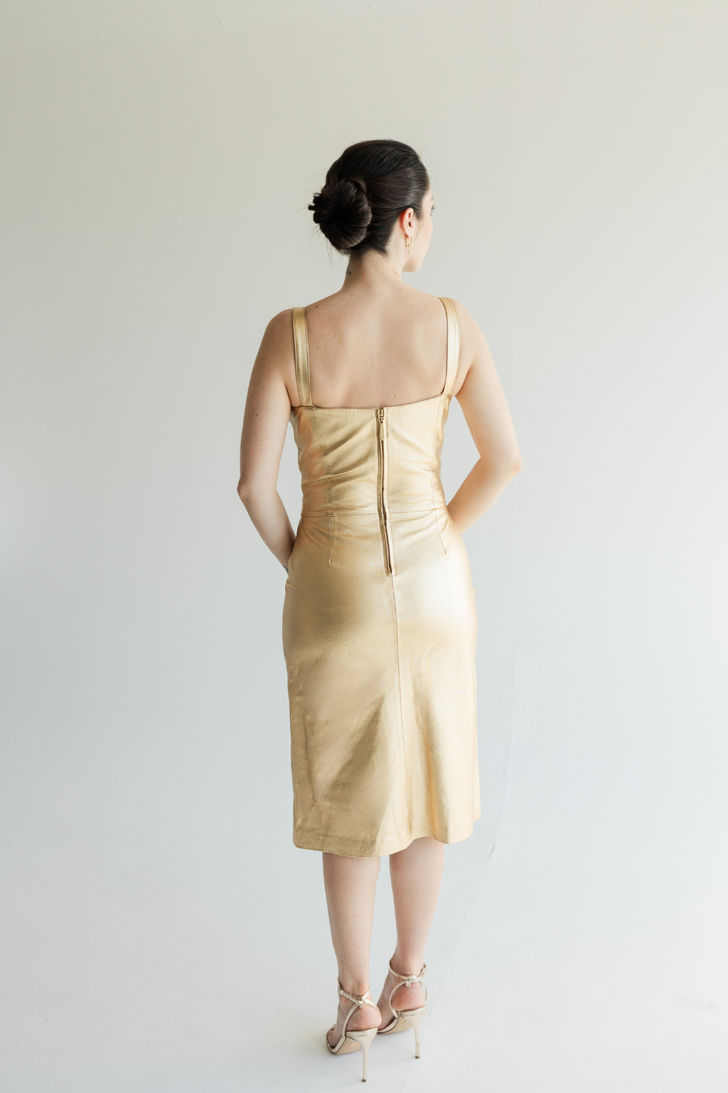 Vestido de couro legítimo midi com recorte - Dourado