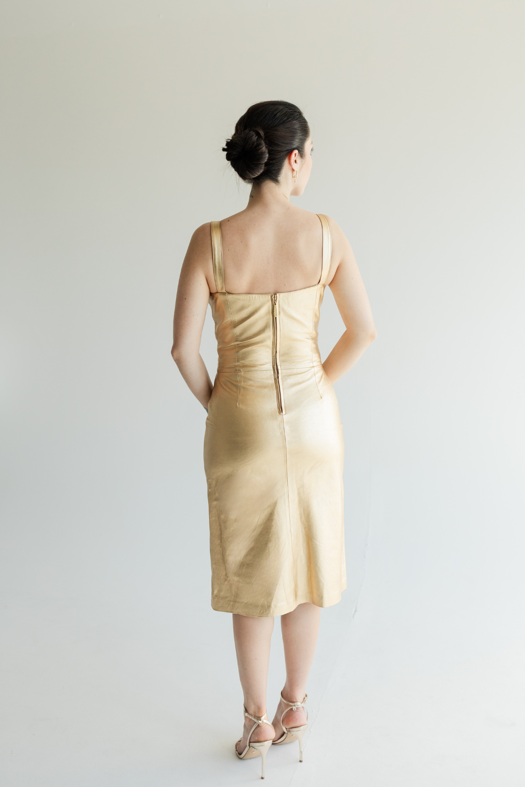 Vestido de couro legítimo midi com recorte - Dourado