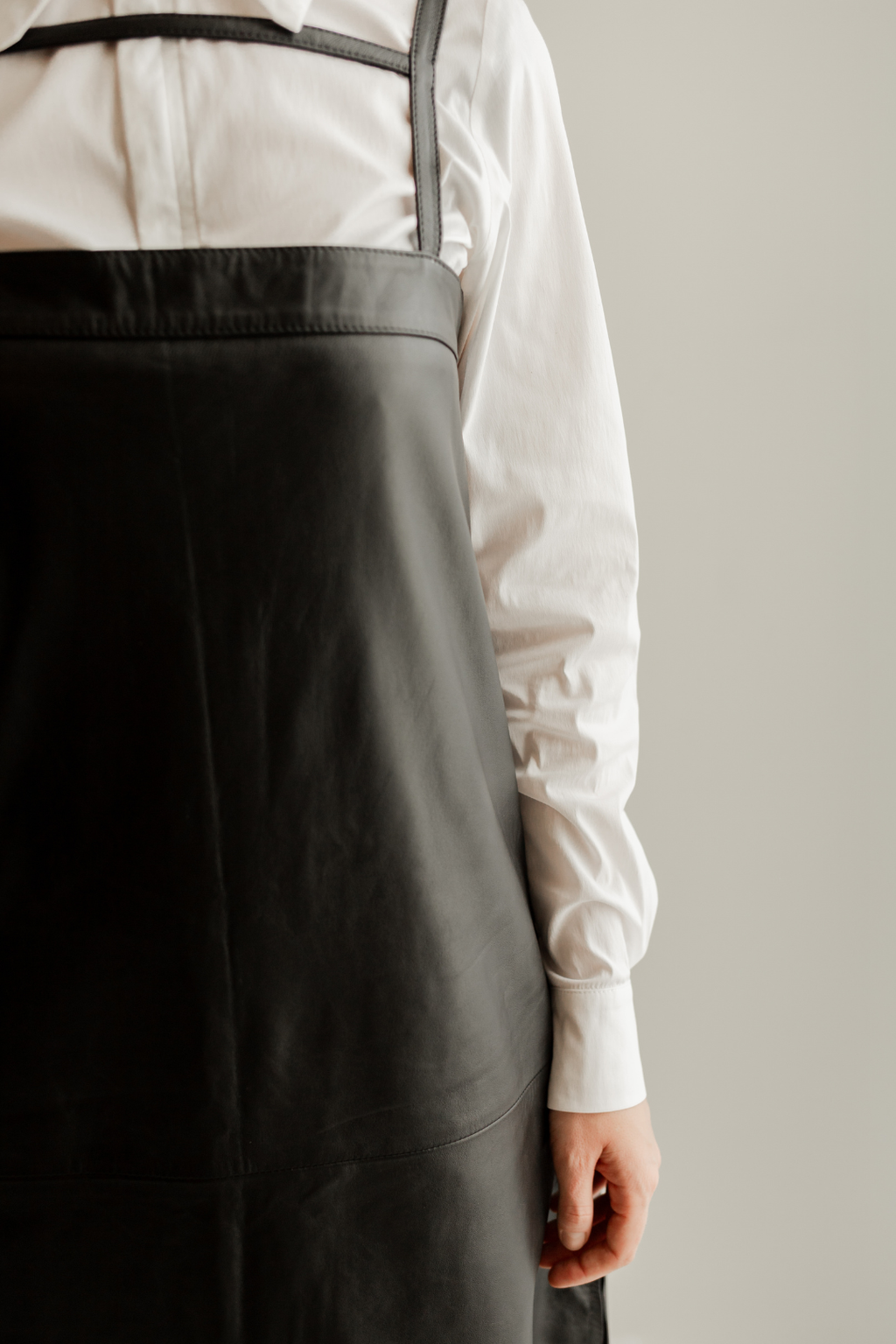 Vestido de Couro Legítimo Jardineira - Preto