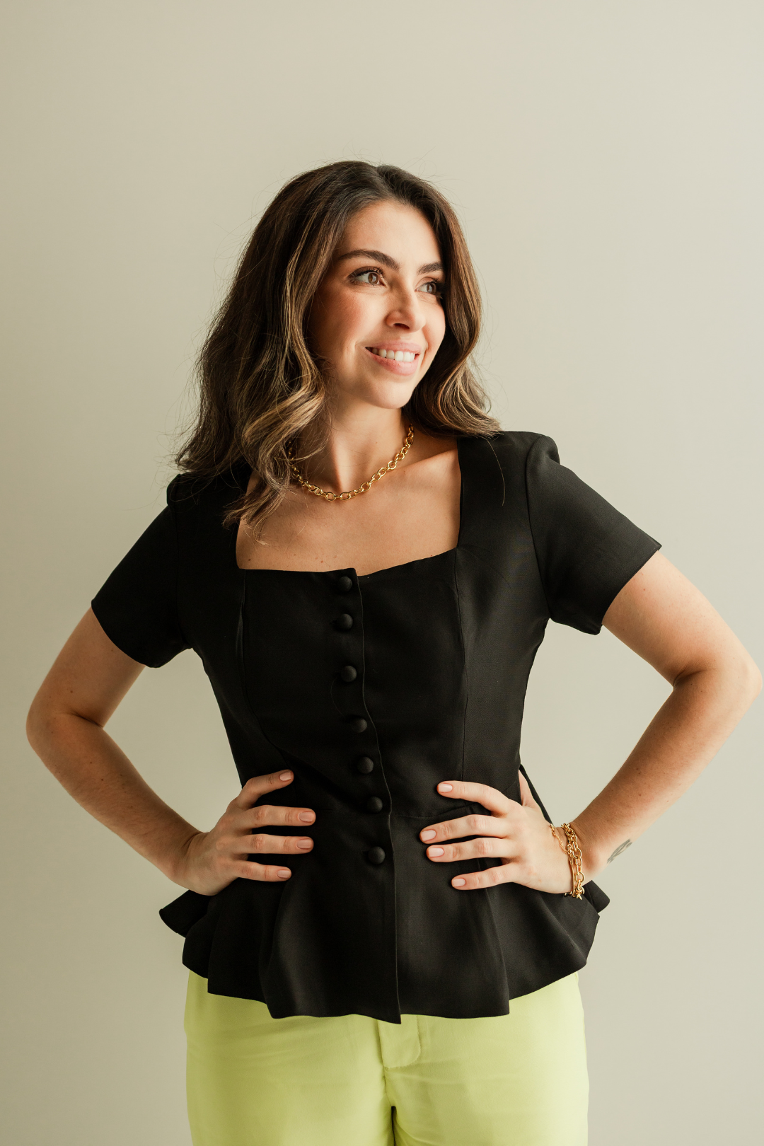 Blusa manga curta em peplum com botões - Preto