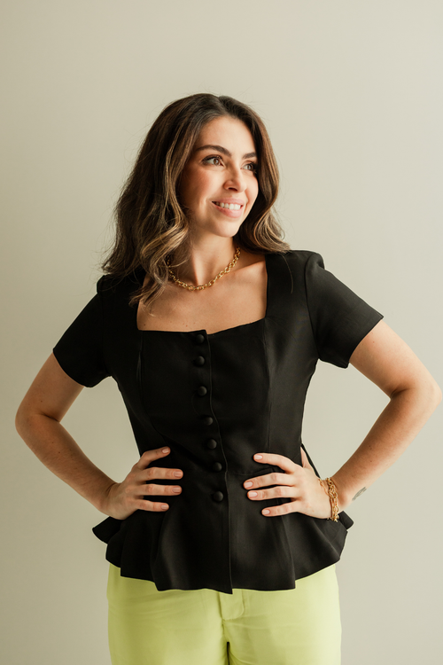 Blusa manga curta em peplum com botões - Preto