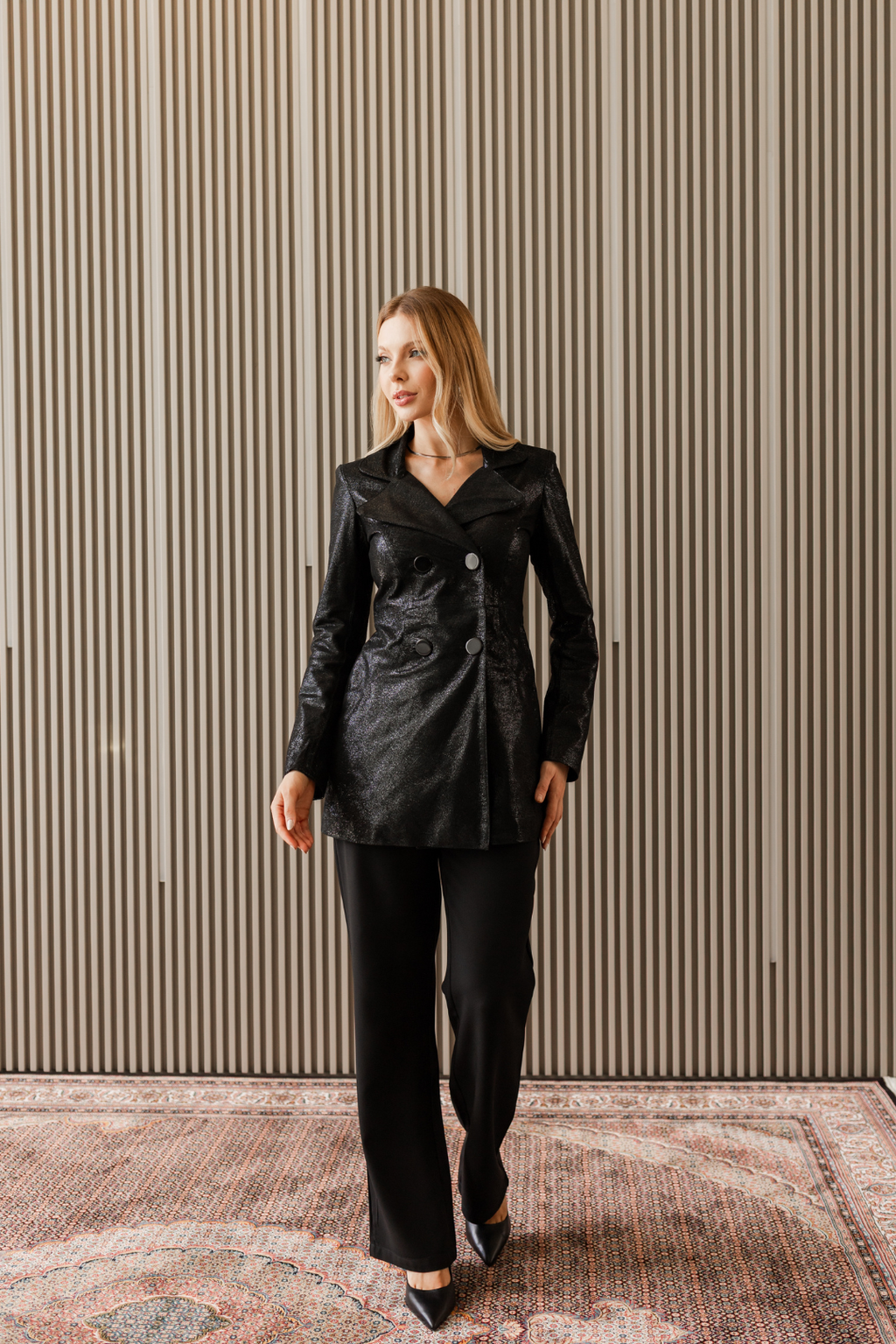 Calça reta cintura alta com detalhe V - Preto