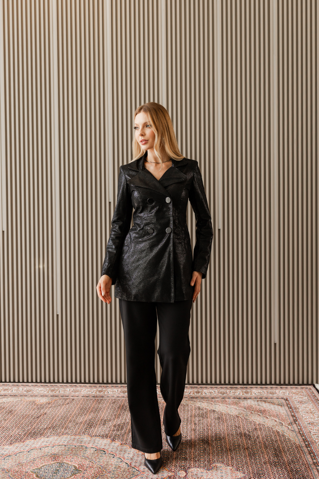 Calça reta cintura alta com detalhe V - Preto