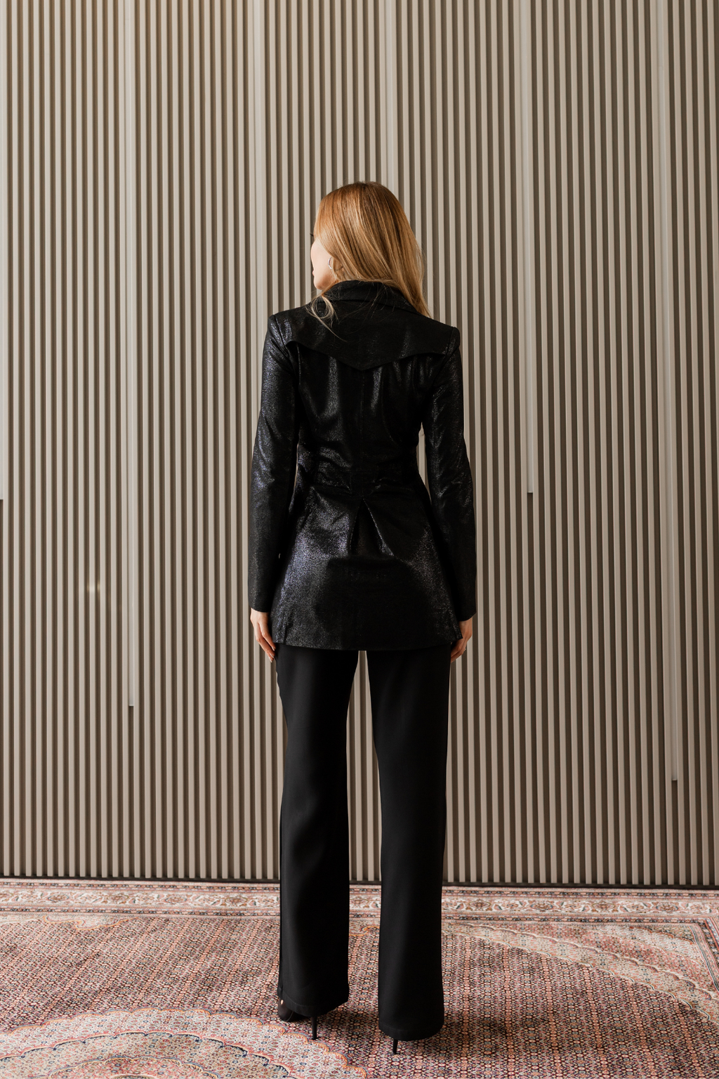 Mini Trench Coat com Brilho Texturizado e Botões Frontais — Preto