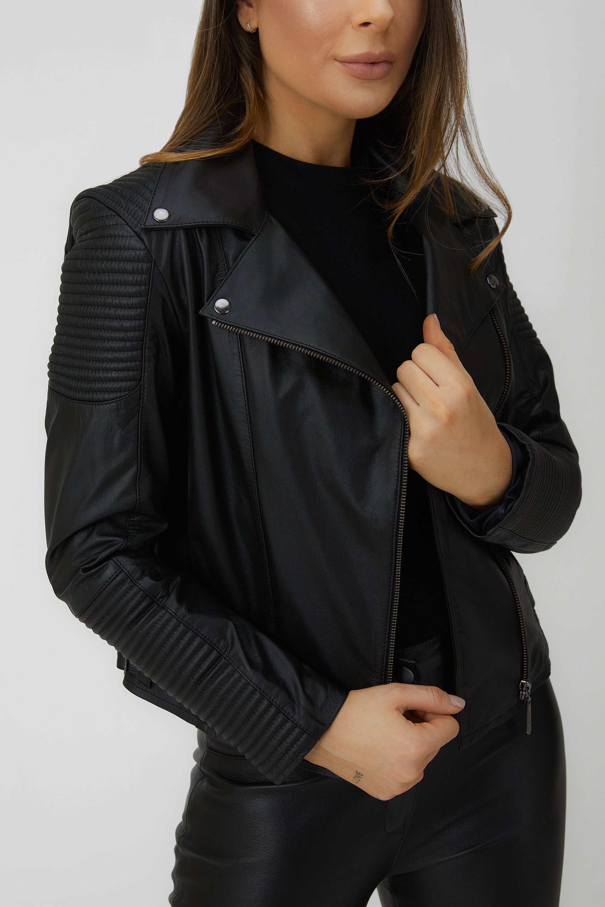 Jaqueta de Couro Legítimo Biker com Matelasse - Preto