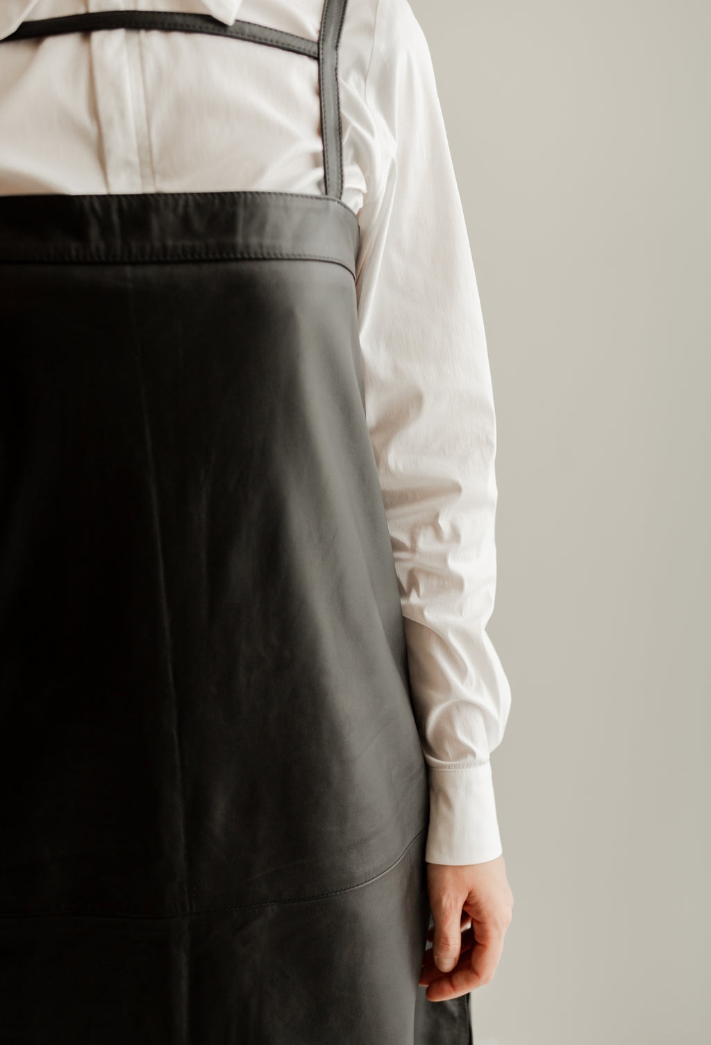 Vestido de Couro Legítimo Jardineira - Preto