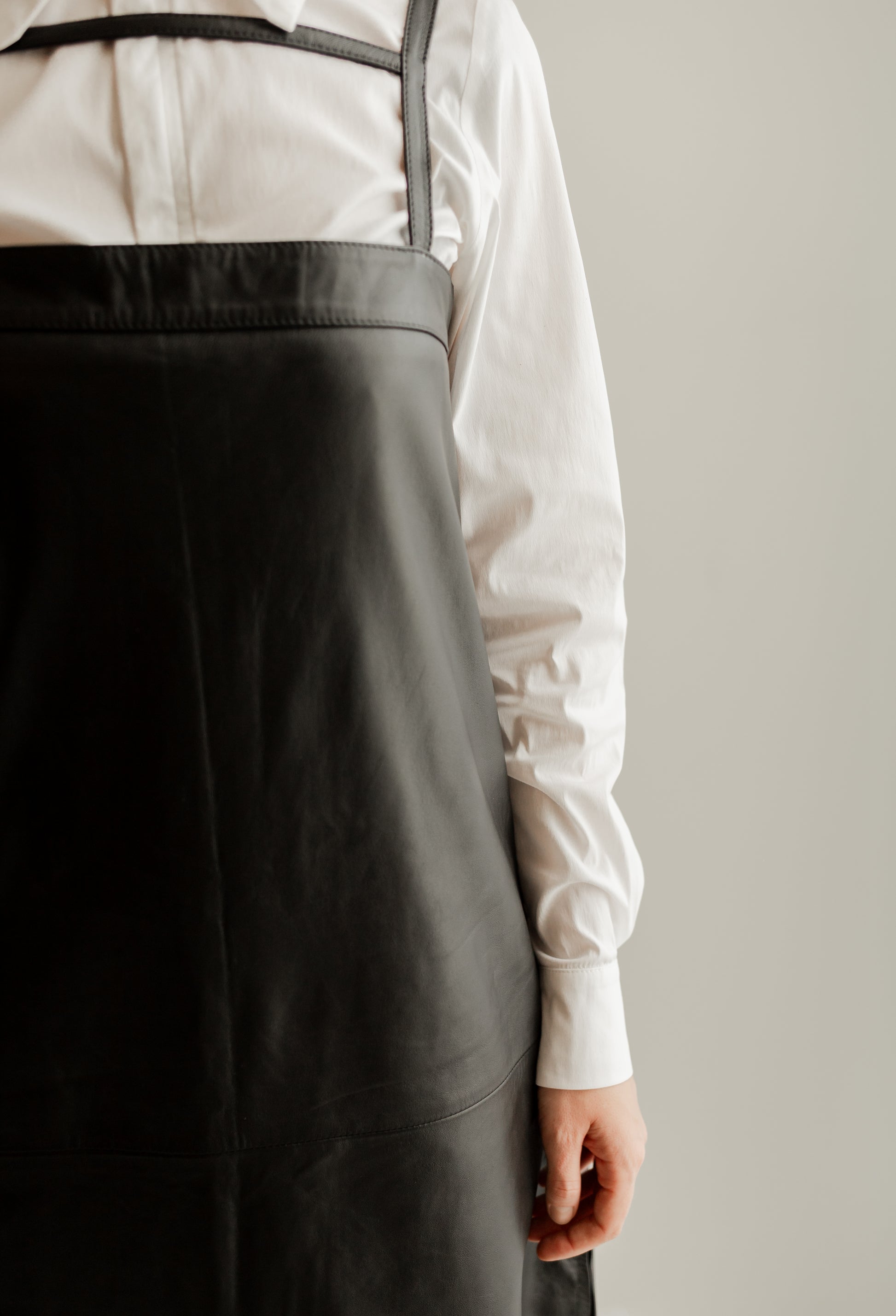 Vestido de Couro Legítimo Jardineira - Preto