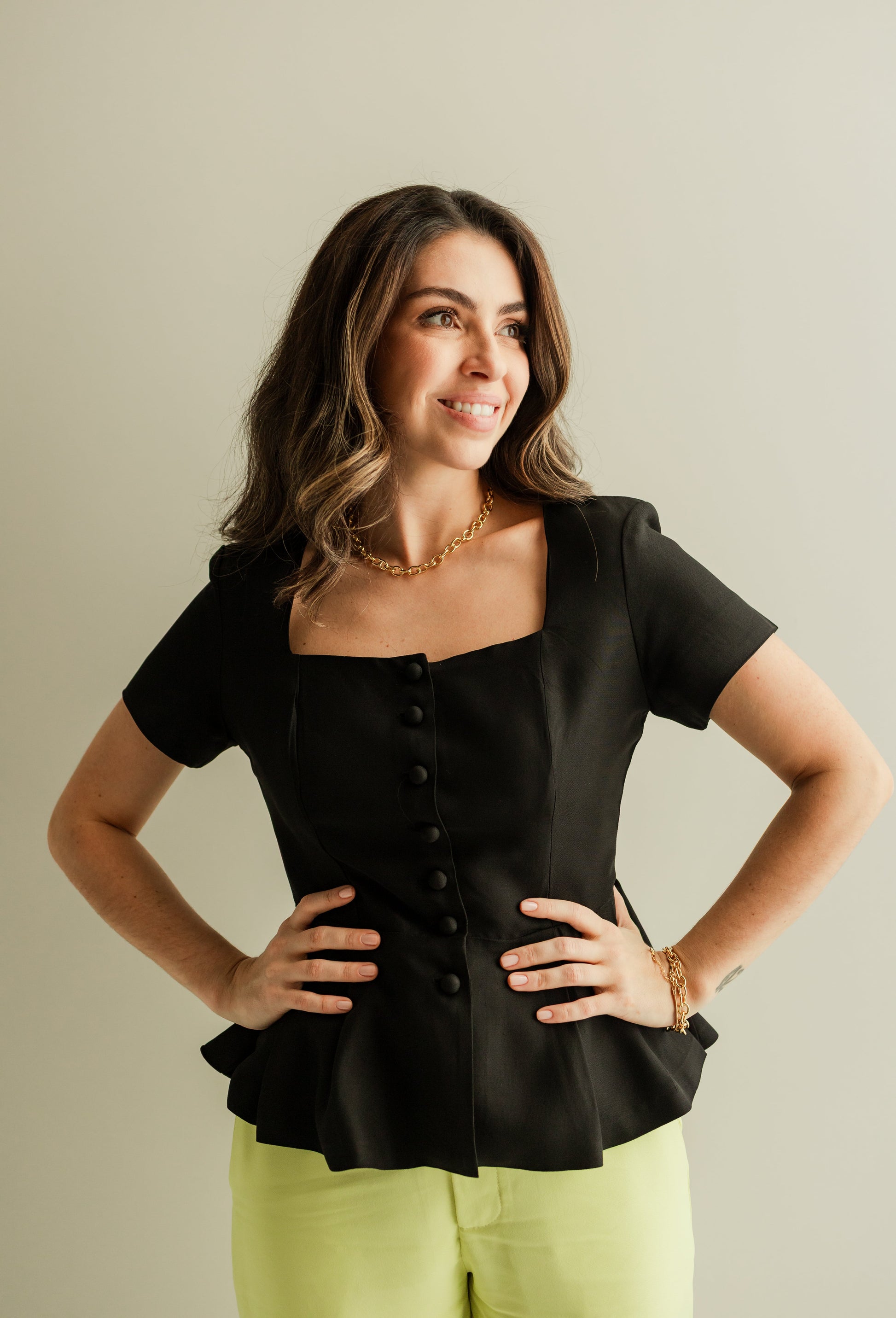 Blusa manga curta em peplum com botões - Preto