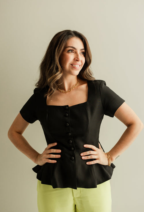 Blusa manga curta em peplum com botões - Preto