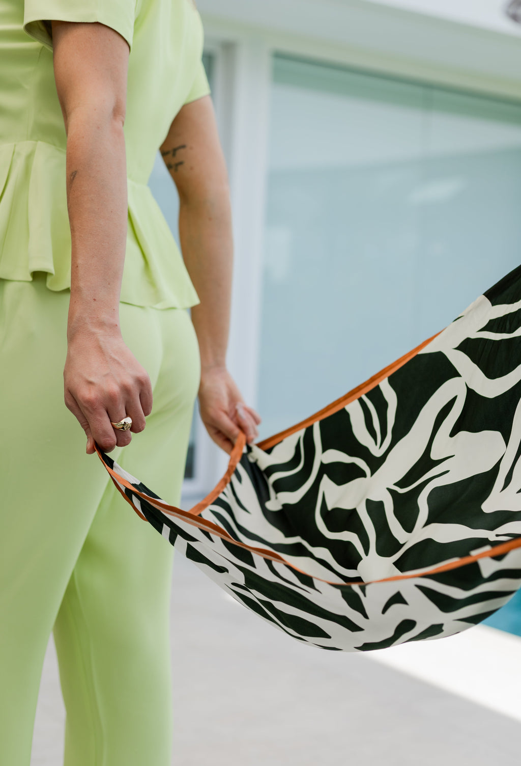 Lenço estampa de lírios em preto e branco