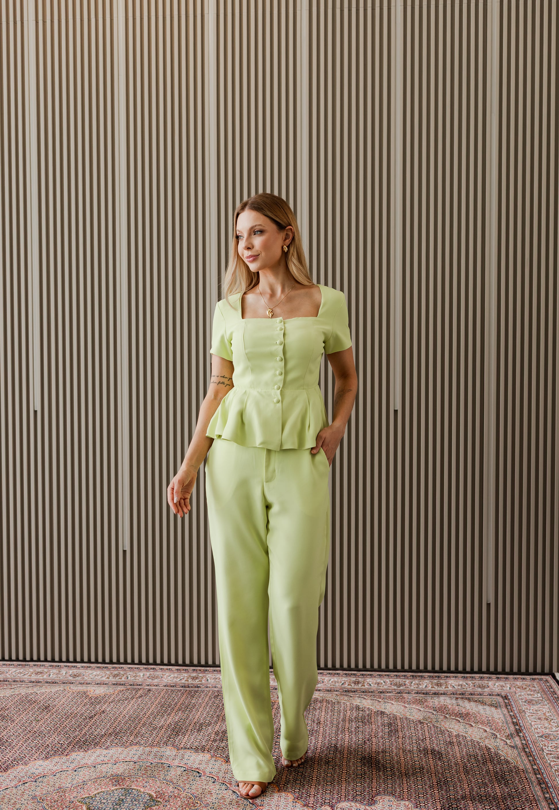 Calça reta cintura alta com detalhe V - Verde Lima
