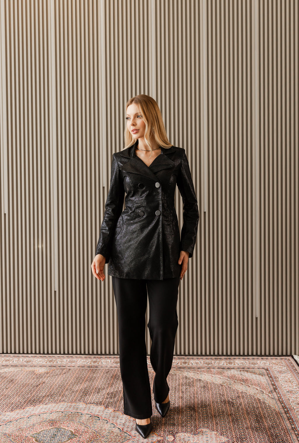 Calça reta cintura alta com detalhe V - Preto