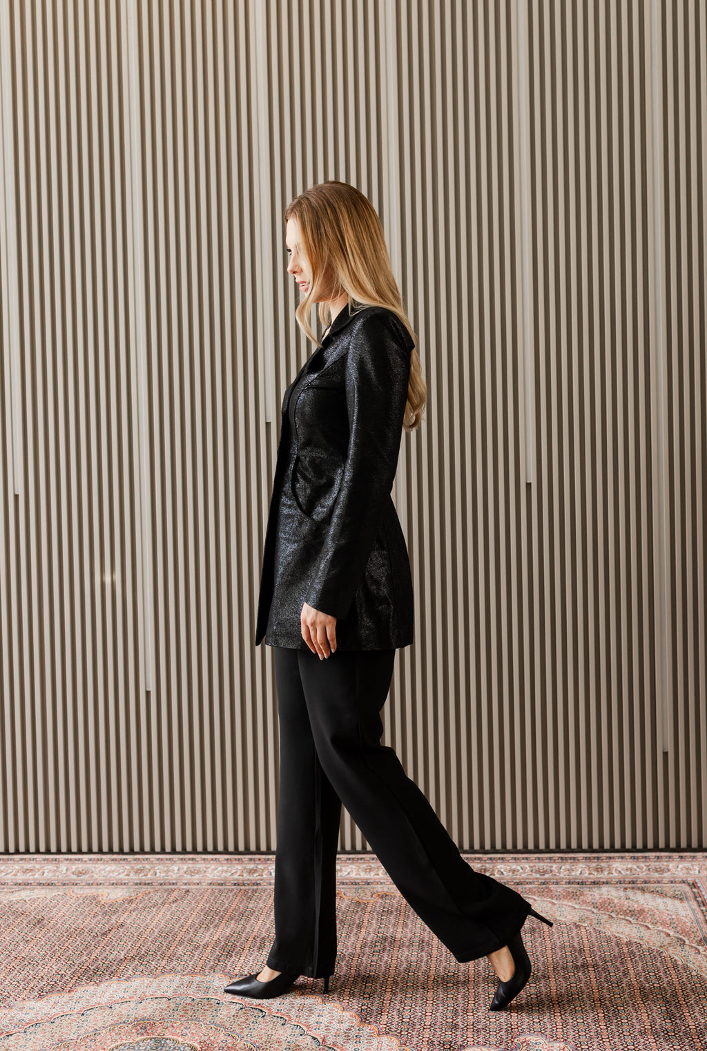 Calça reta cintura alta com detalhe V - Preto