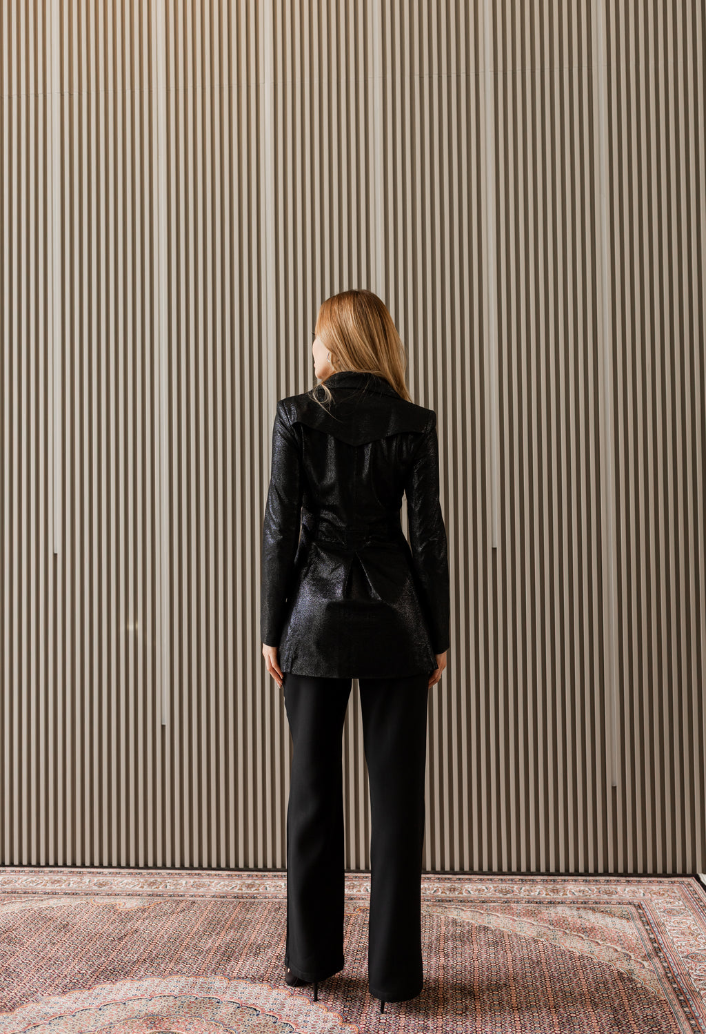 Calça reta cintura alta com detalhe V - Preto