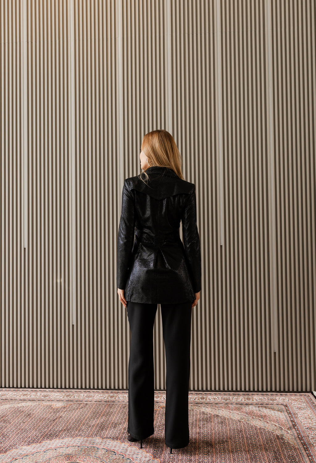 Calça reta cintura alta com detalhe V - Preto