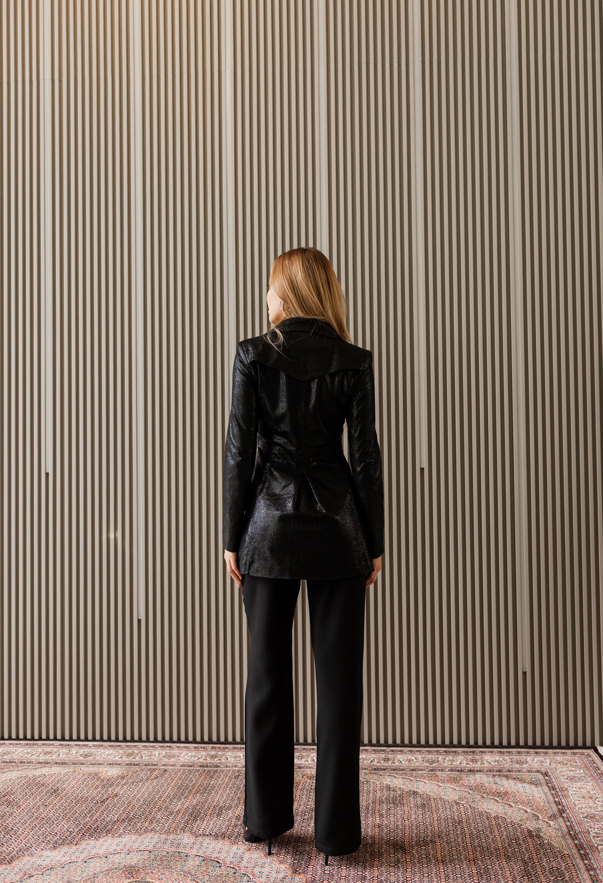 Calça reta cintura alta com detalhe V - Preto