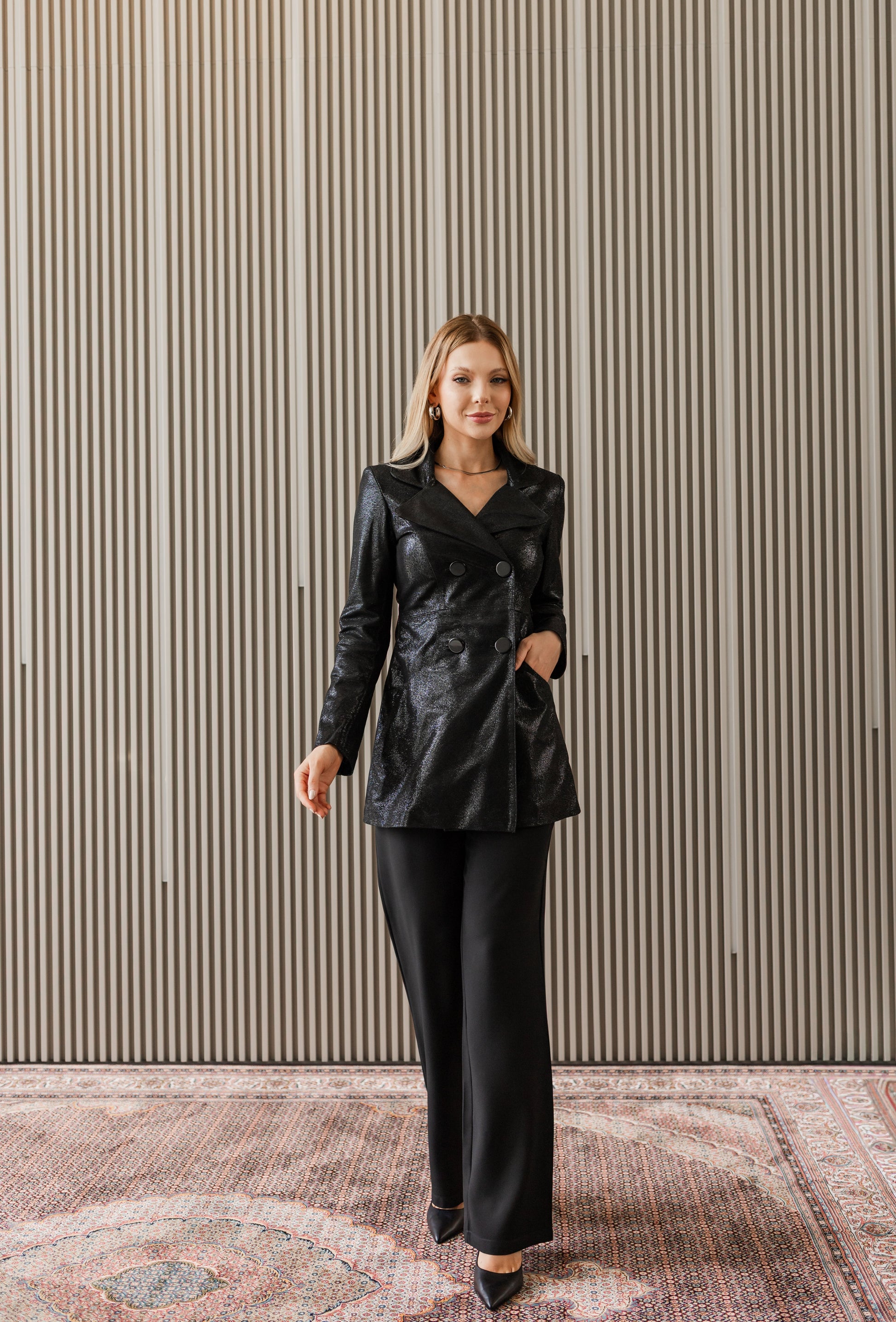 Calça reta cintura alta com detalhe V - Preto