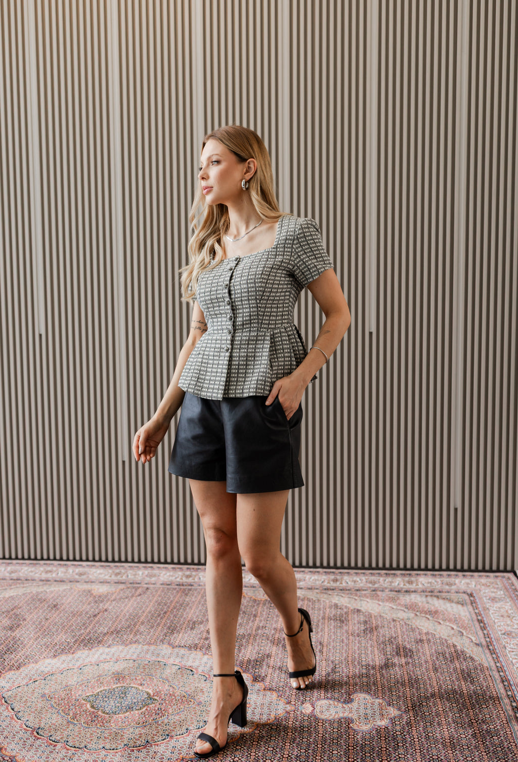 Shorts de Couro Legítimo com Zíper Lateral - Preto