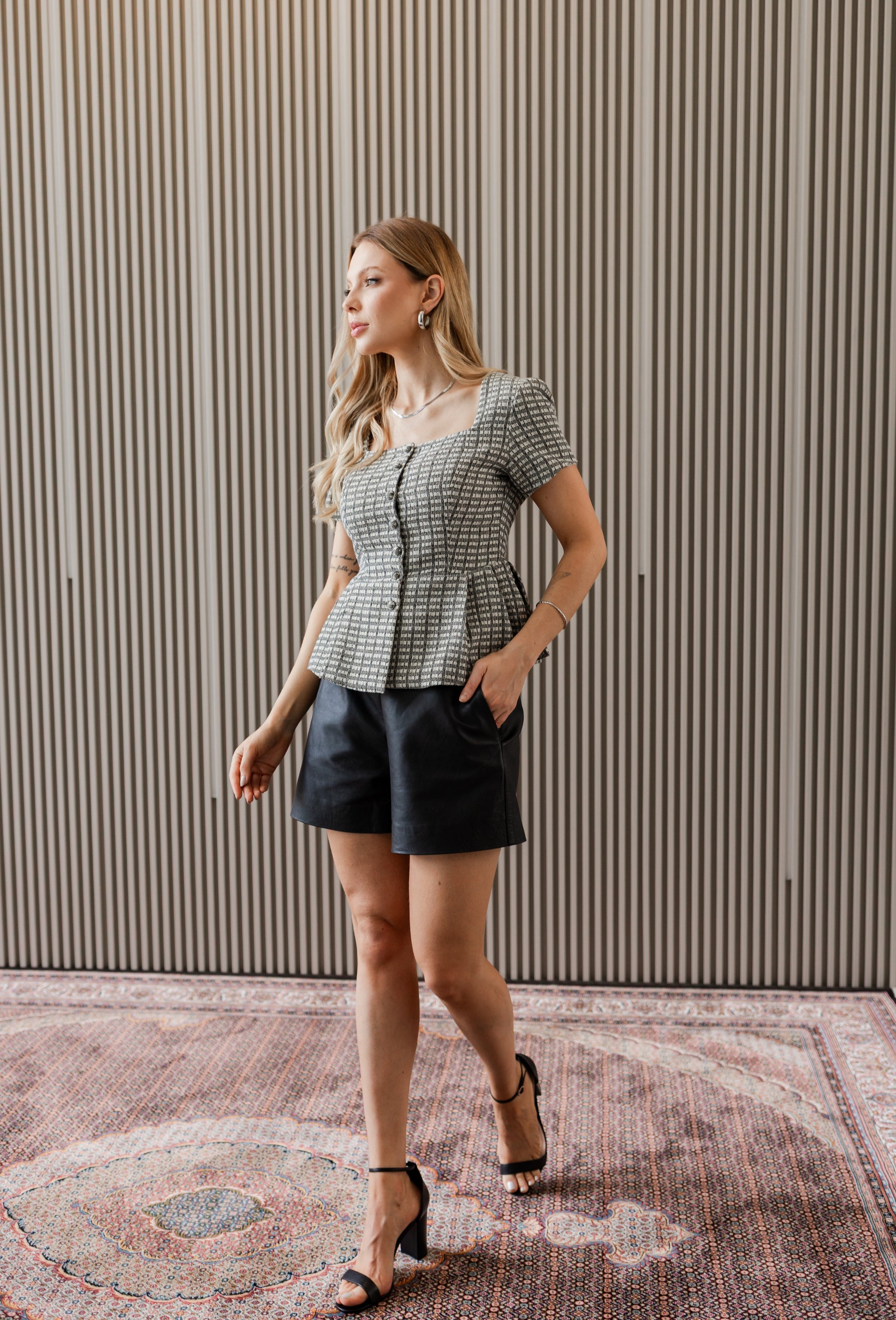 Shorts de Couro Legítimo com Zíper Lateral - Preto