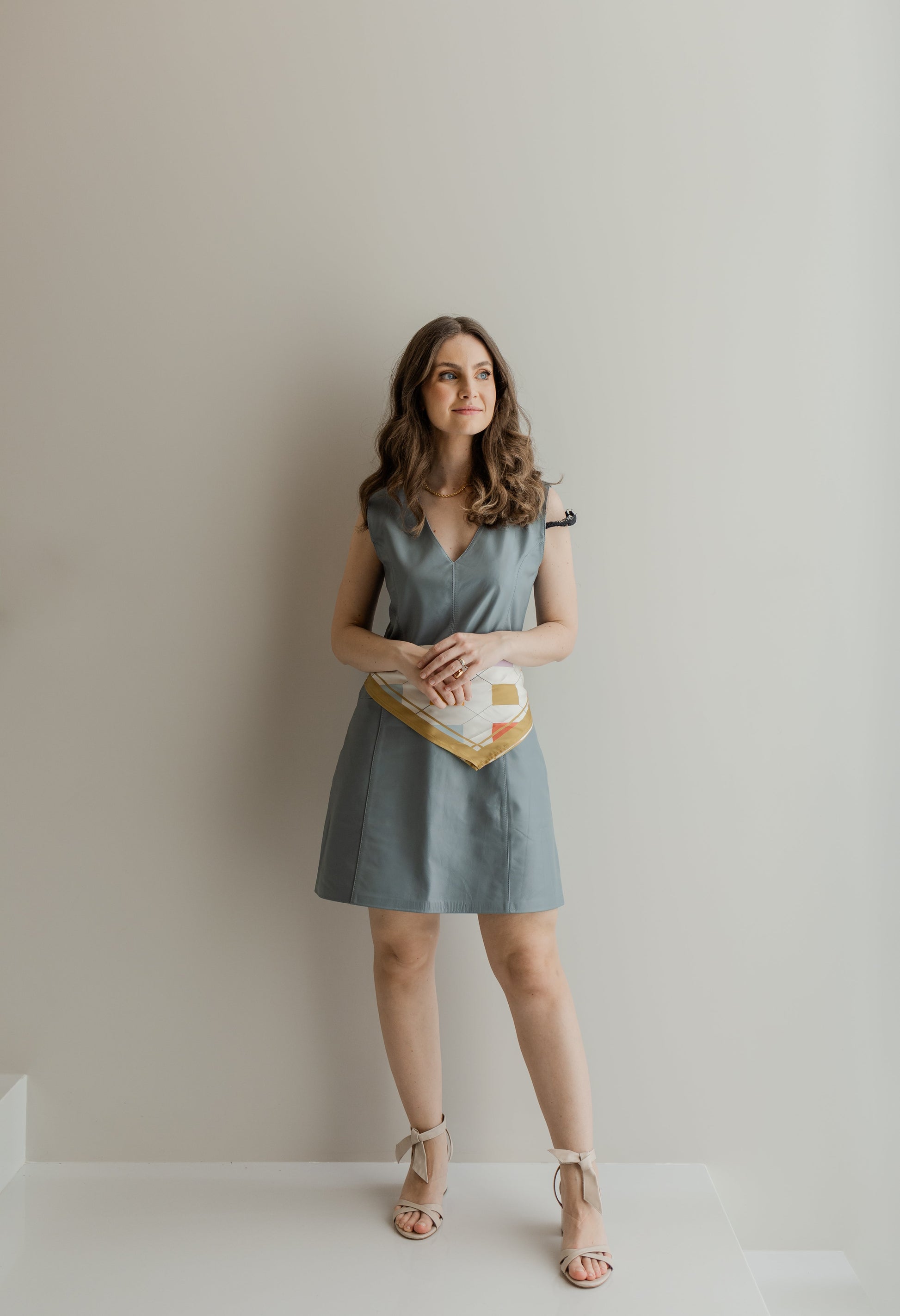 Vestido de couro legítimo cavado curto - Cinza Serenet