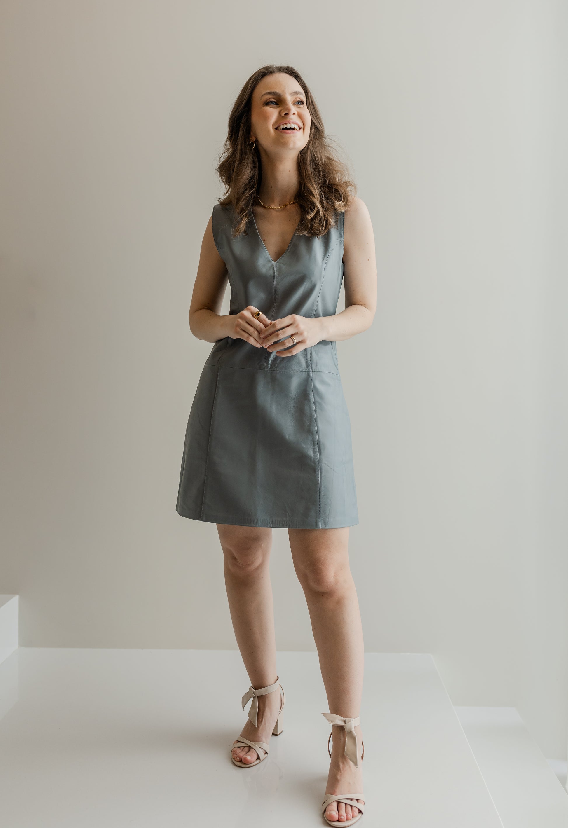 Vestido de couro legítimo cavado curto - Cinza Serenet