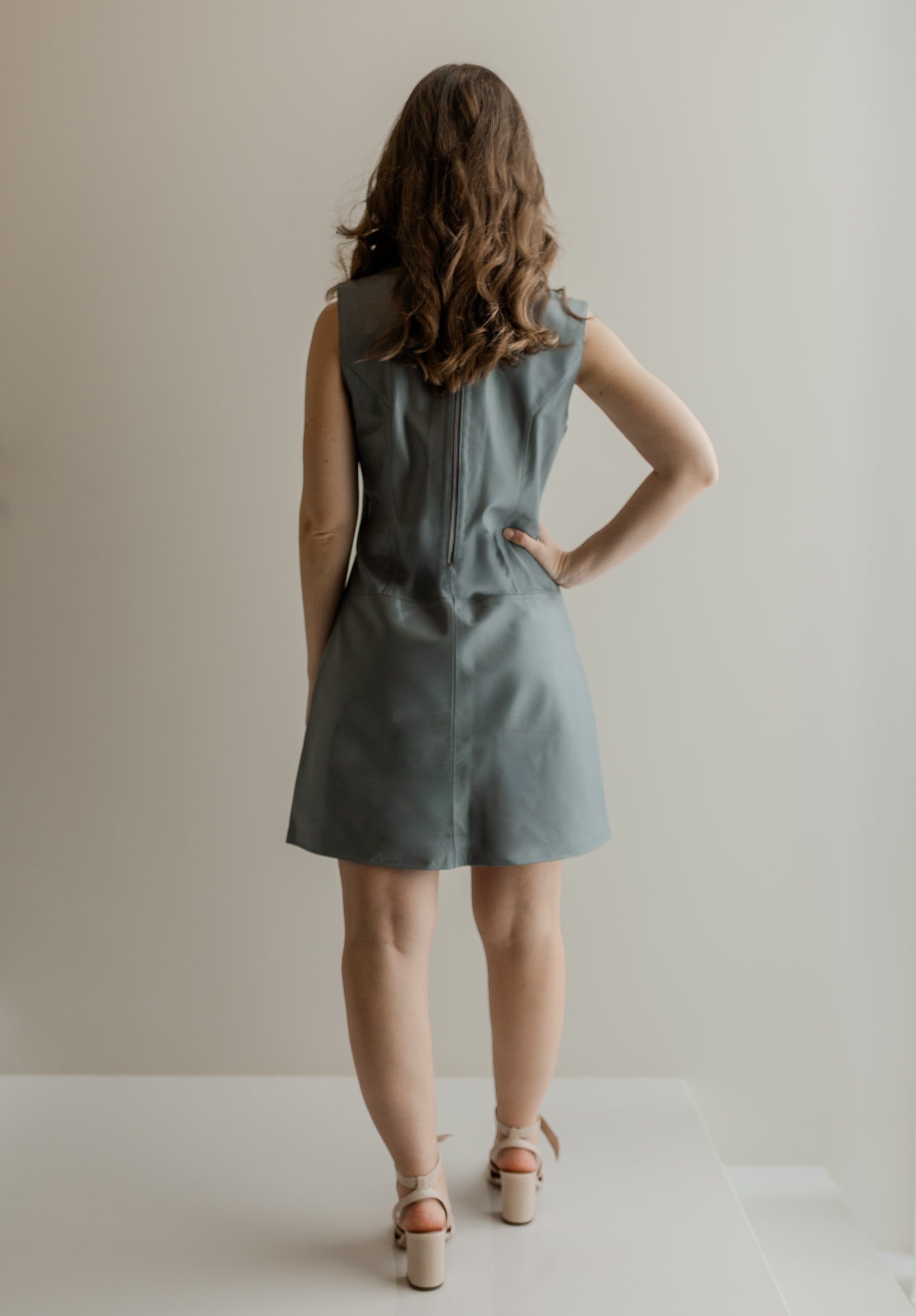 Vestido de couro legítimo cavado curto - Cinza Serenet