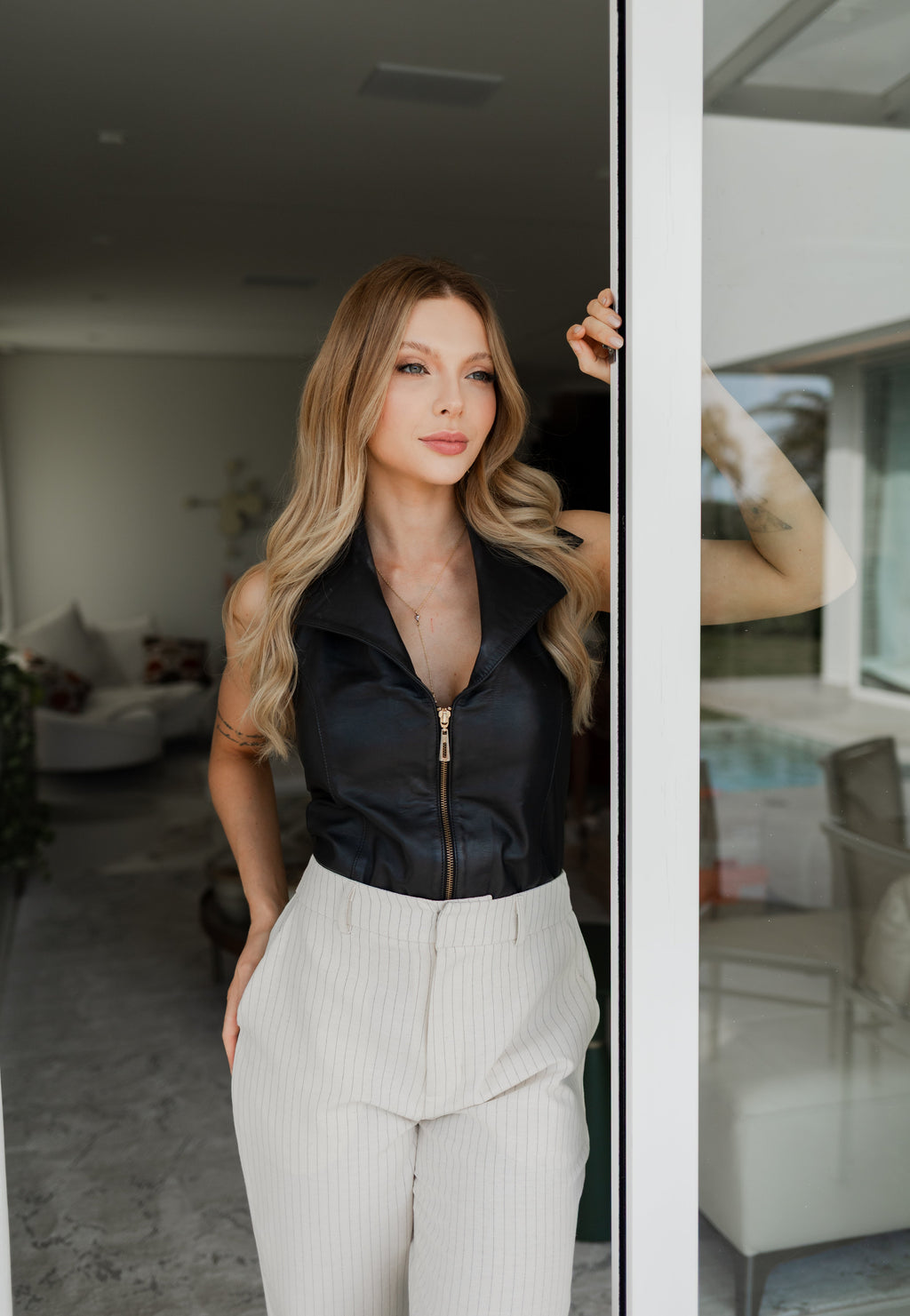 Colete de Couro Legítimo com Gola de Lapela - Preto