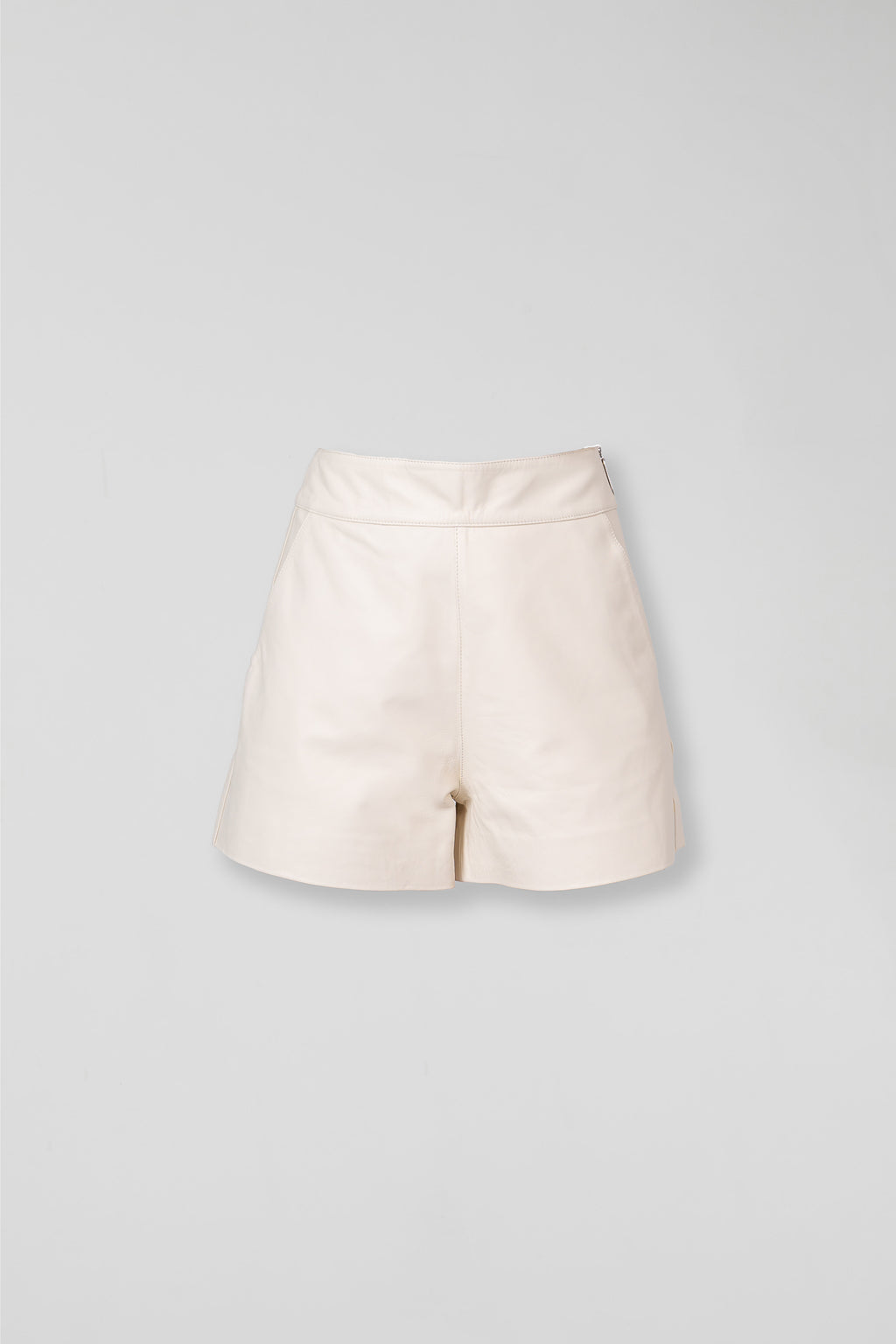 Shorts de Couro Legítimo com Zíper Lateral - Branco