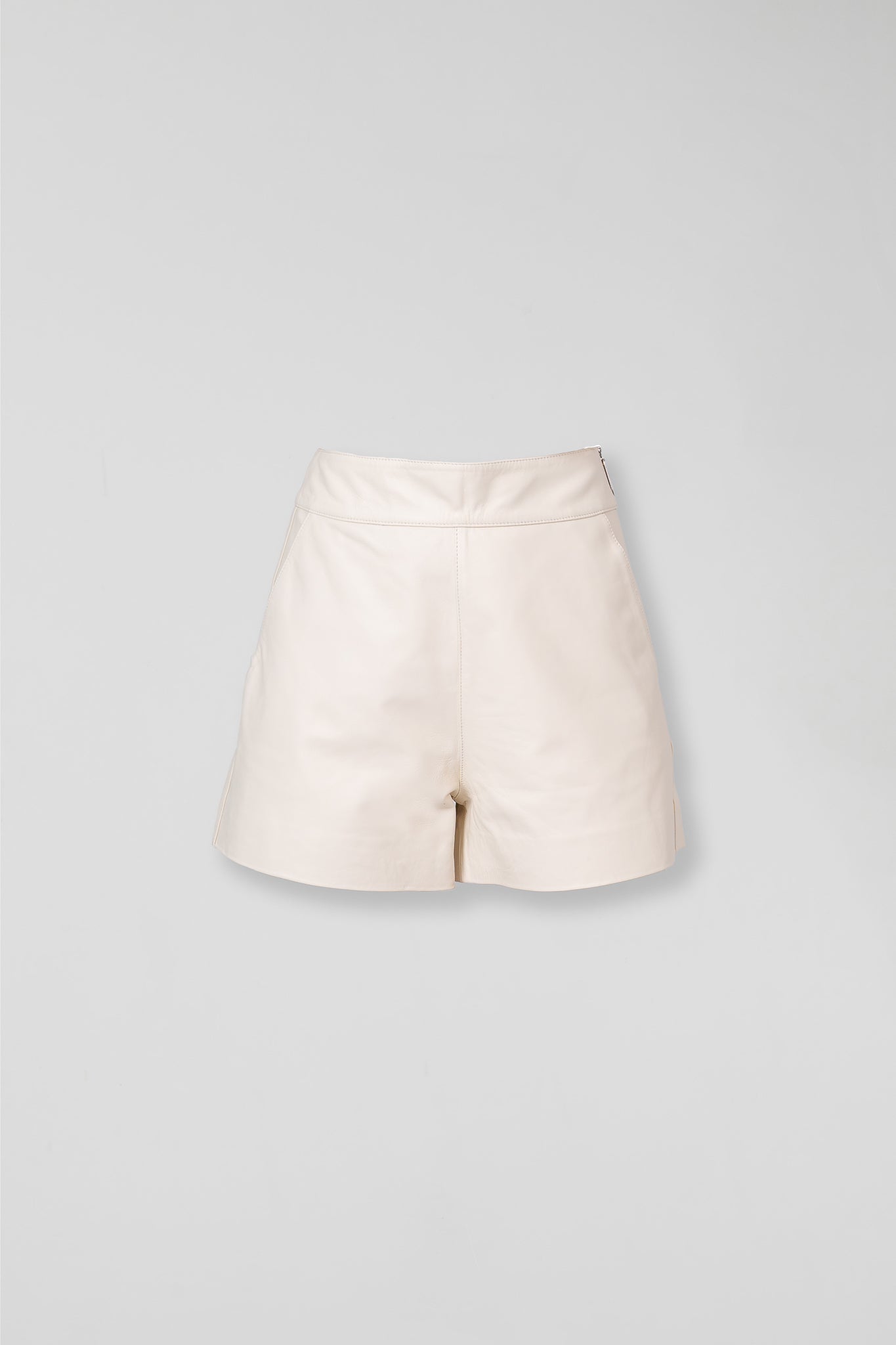Shorts de Couro Legítimo com Zíper Lateral - Branco