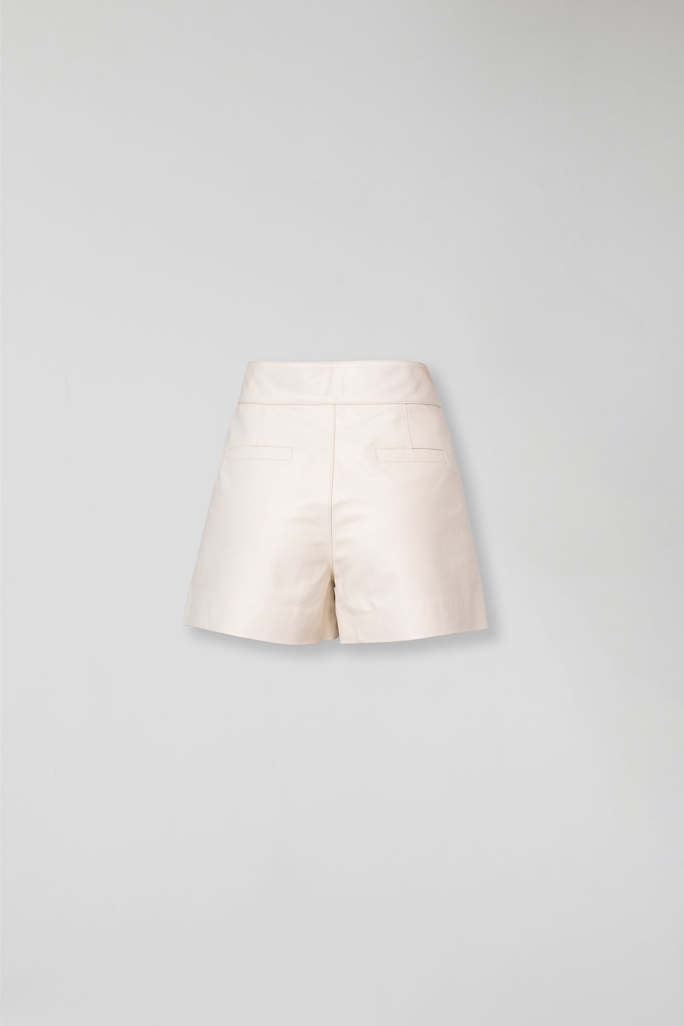 Shorts de Couro Legítimo com Zíper Lateral - Branco