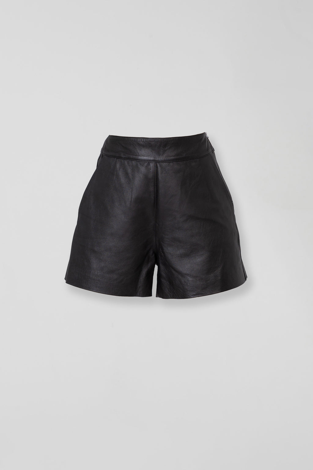 Shorts de Couro Legítimo com Zíper Lateral - Preto