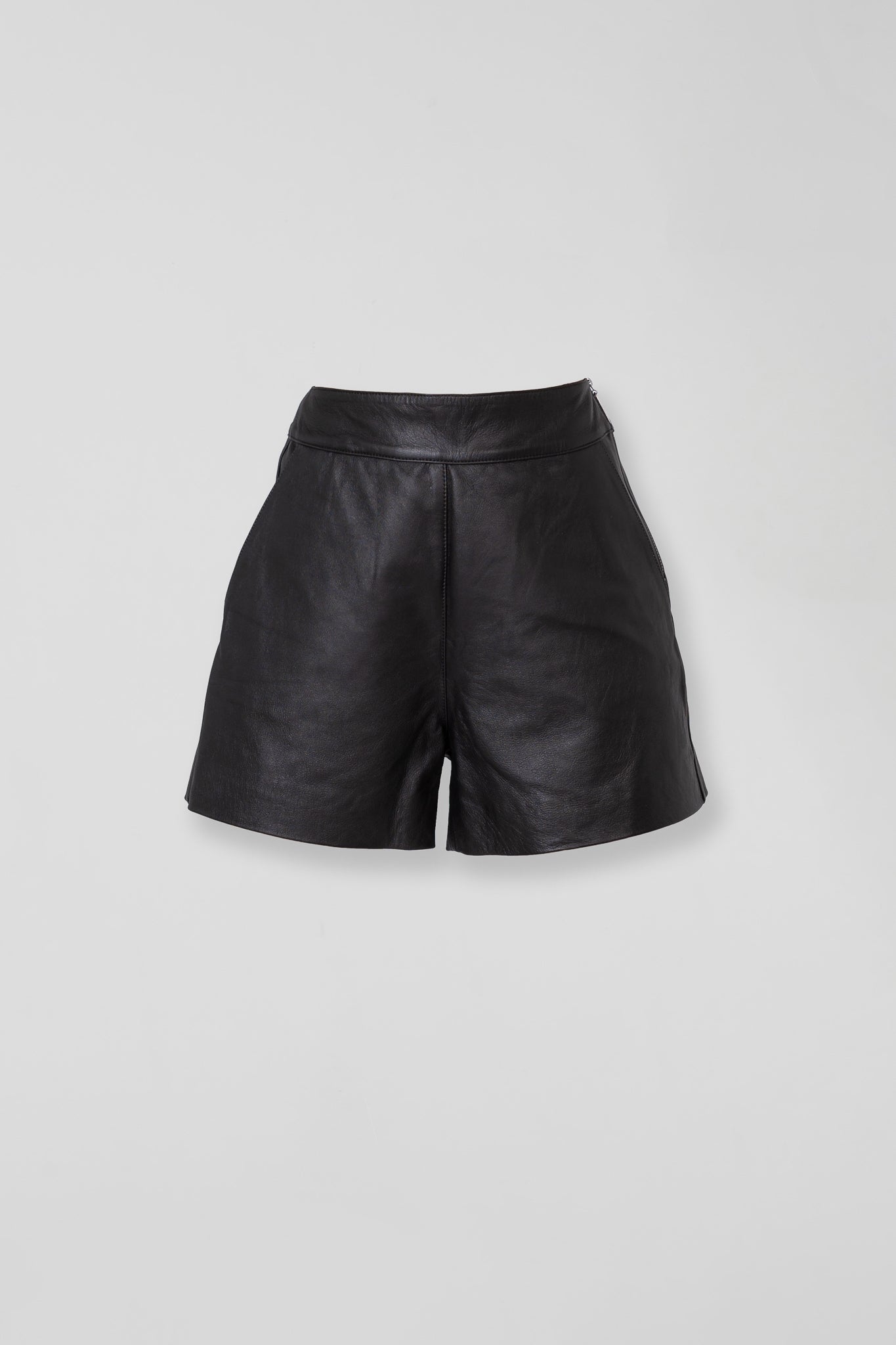 Shorts de Couro Legítimo com Zíper Lateral - Preto