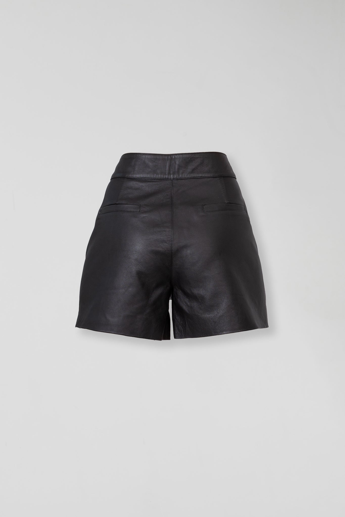 Shorts de Couro Legítimo com Zíper Lateral - Preto